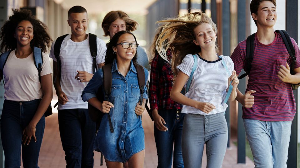 Como enxergamos as escolas para nossos pré-adolescentes e adolescentes?